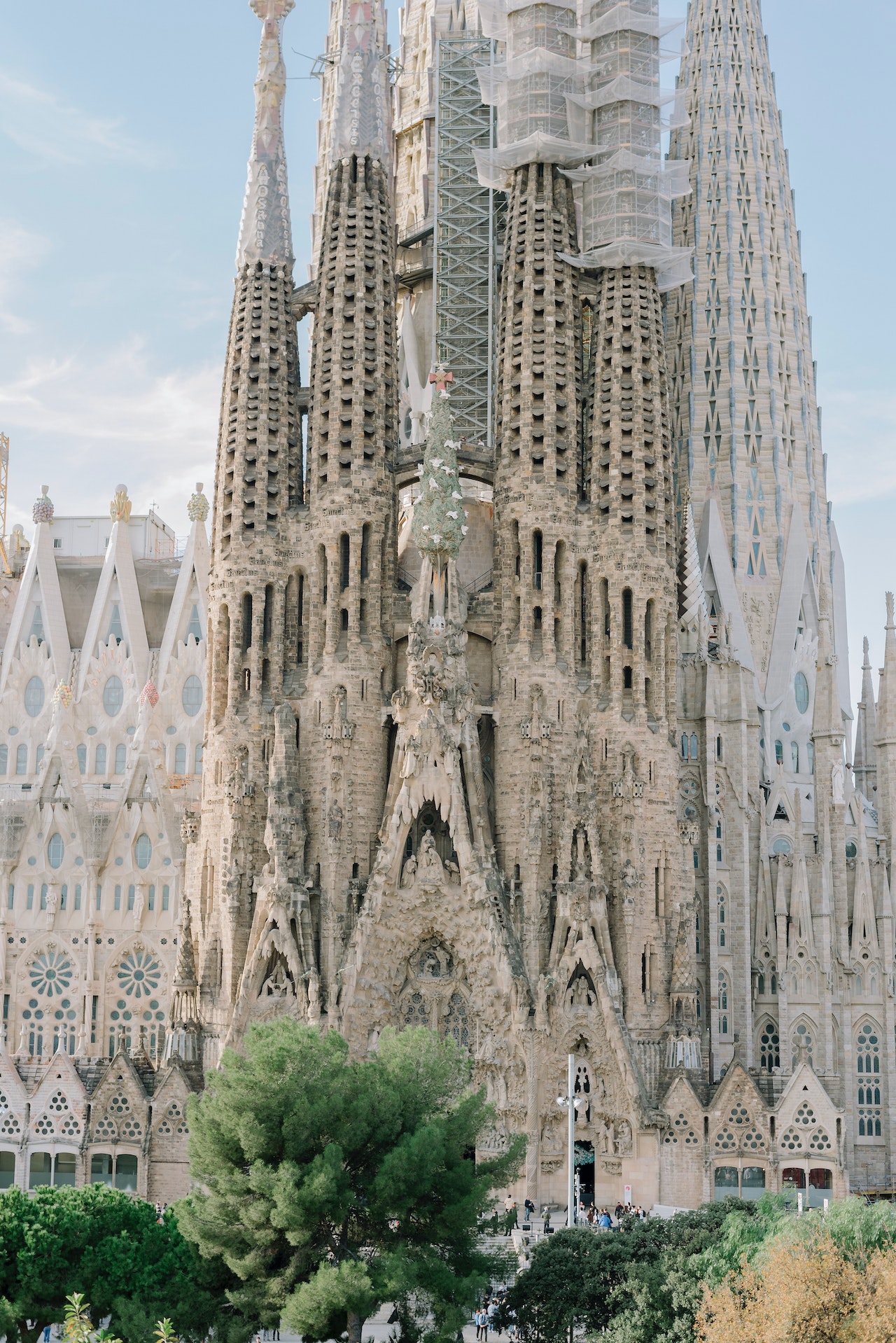 Barcelona: A Vibrant Tapestry of Art, Architecture, and Culture - Hello Guide - Blog about 